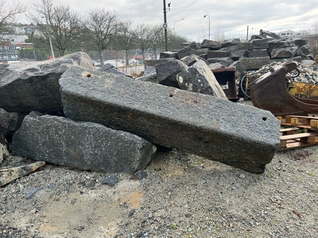 Kongsgata, Lervigskaien - Enormous slab of rock with holes in it