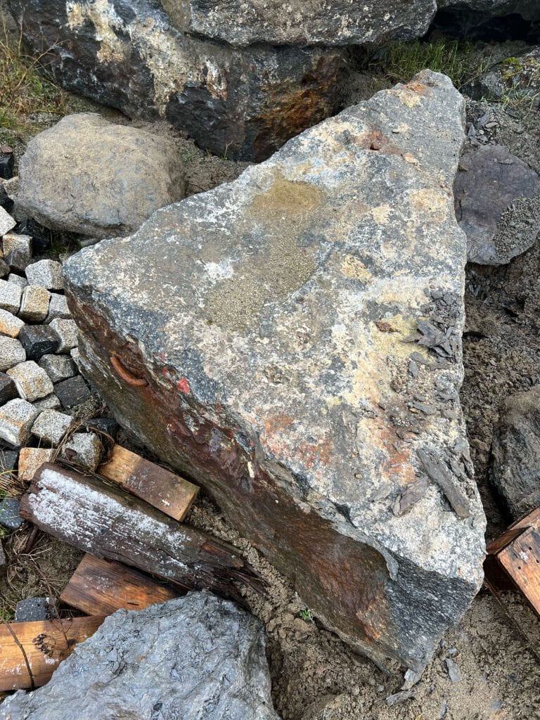 Kongsgata, Lervigskaien - Big triangular rock