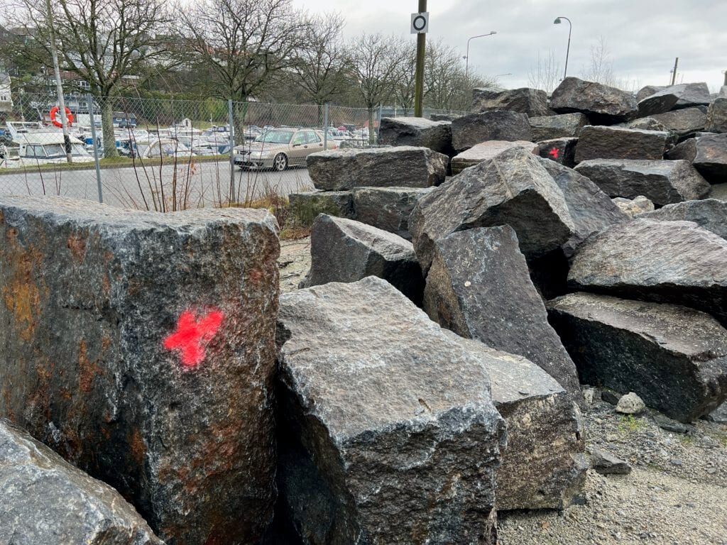 Kongsgata, Lervigskaien - Pile of massive rocks, some marked with pink spray paint