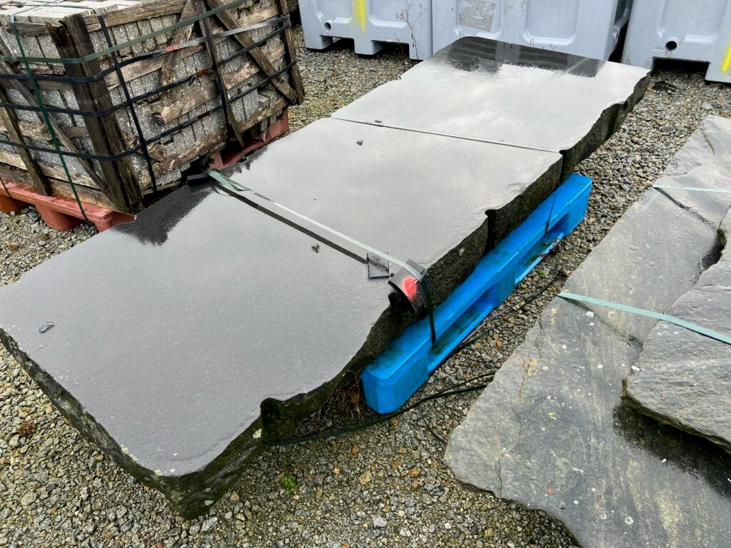 Kongsgata, Lervigskaien - Massive black, polished slab ready for transport