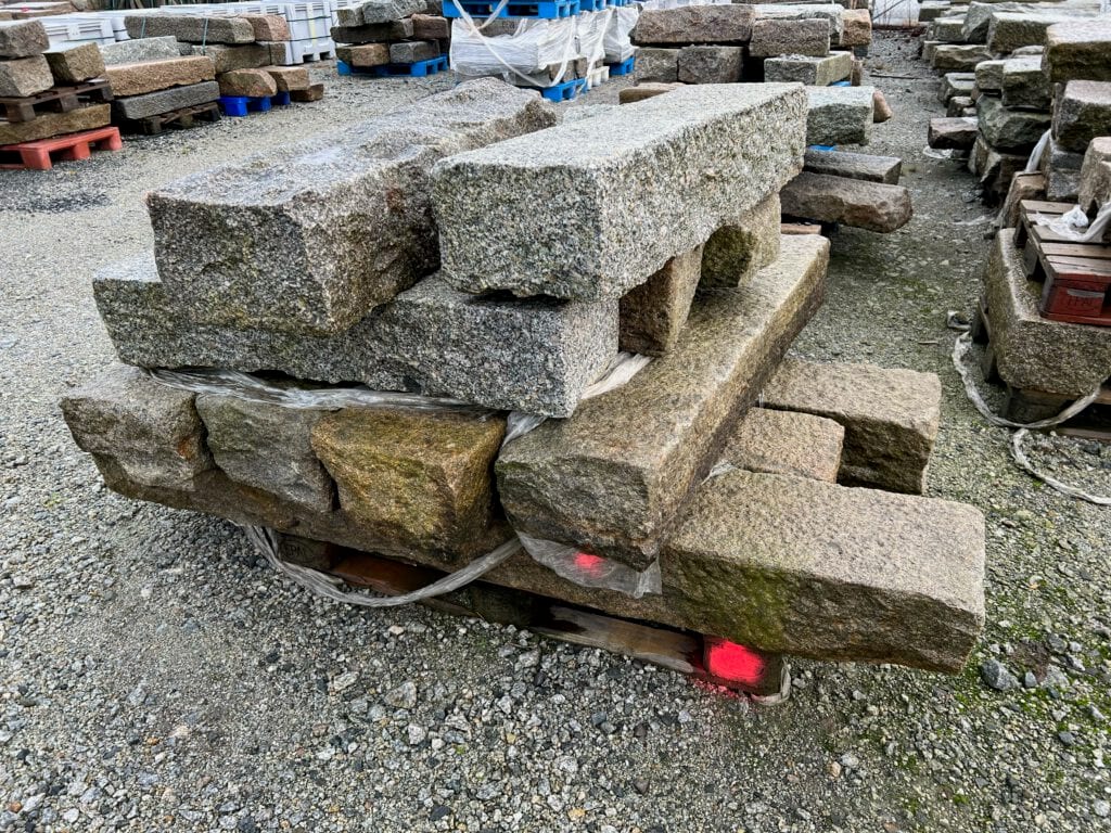 Kongsgata, Lervigskaien - Many smaller rectangle slabs on a pallet marked with a pink spray dot