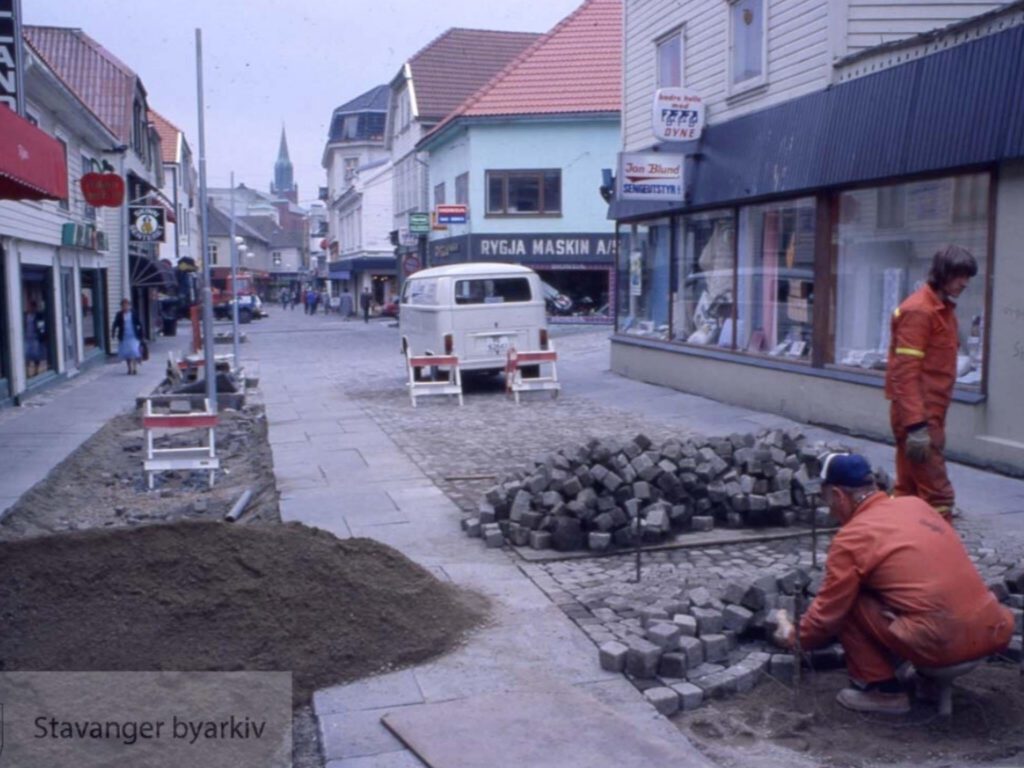 Kongsgata, Lervigskaien - Archive image of cobbles being put in place in Kongsgata