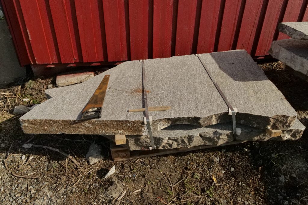 Kongsgata, Lervigskaien - Two big slabs of rock ready for transport