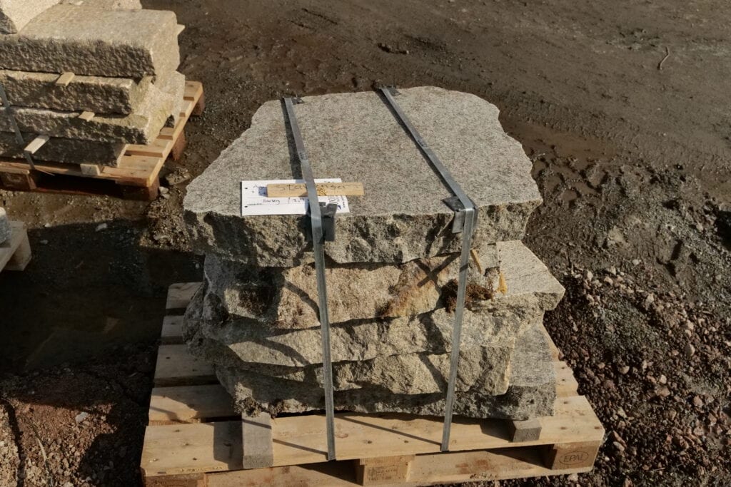 Kongsgata, Lervigskaien - Five big slabs on a pallet ready for transport