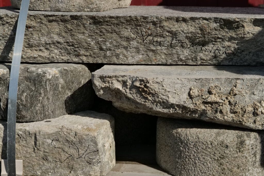 Kongsgata, Lervigskaien - Big slabs marked with pen