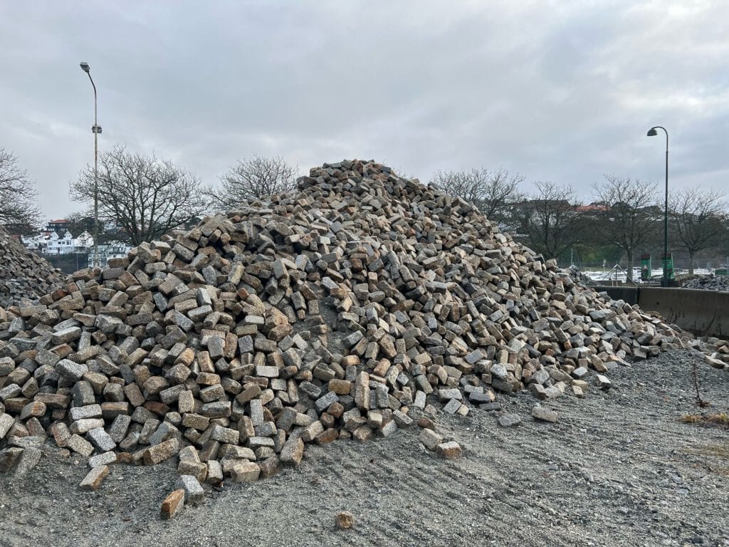 Kongsgata, Lervigskaien - Massive pile cobbles