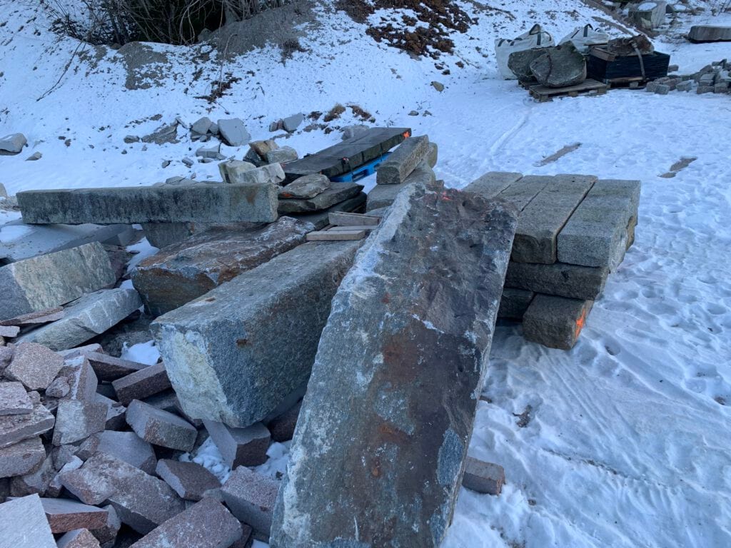 Kongsgata, Lervigskaien - Big slabs of rock out in the snow