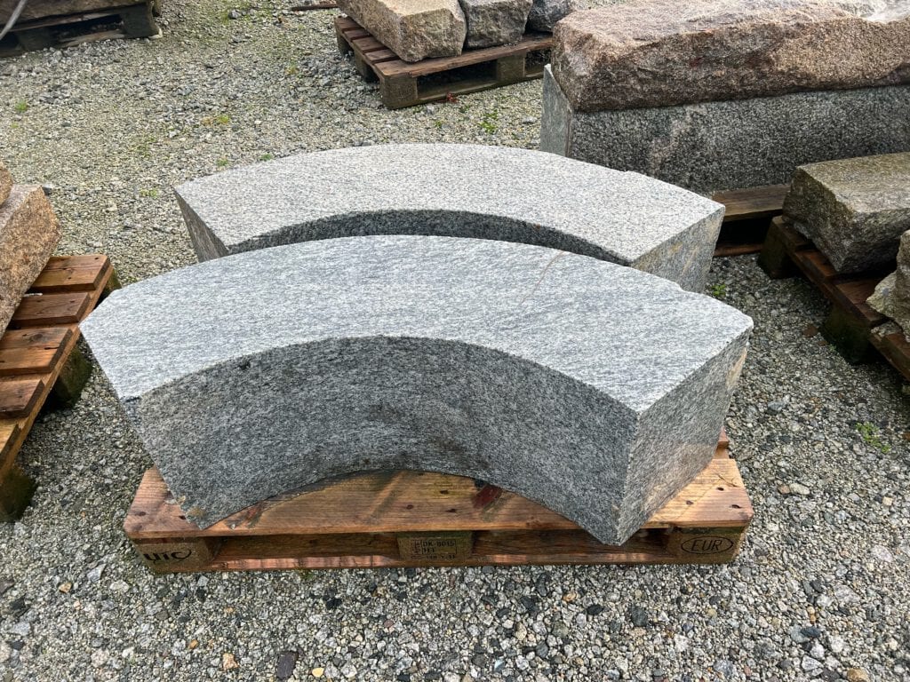 Kongsgata, Lervigskaien - Two curved pieces of rock