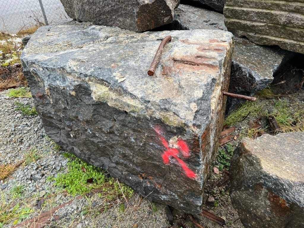 Kongsgata, Lervigskaien - Big block of rock with red spray paint marking