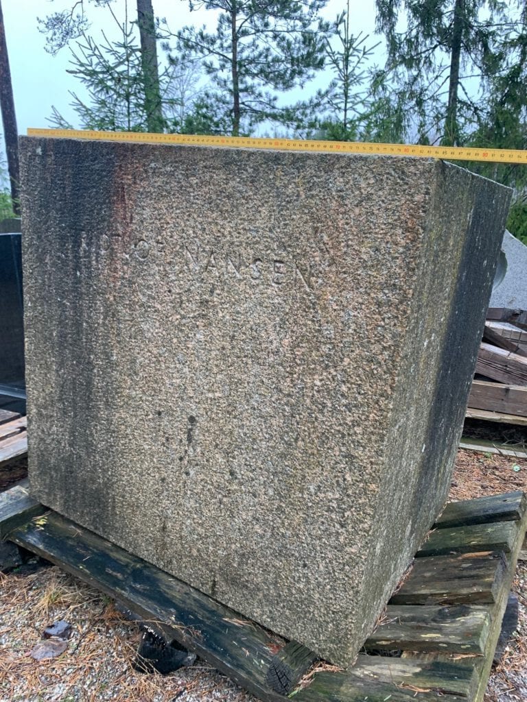Sokkel for Fridtjof Nansen statue, Holmenkollen