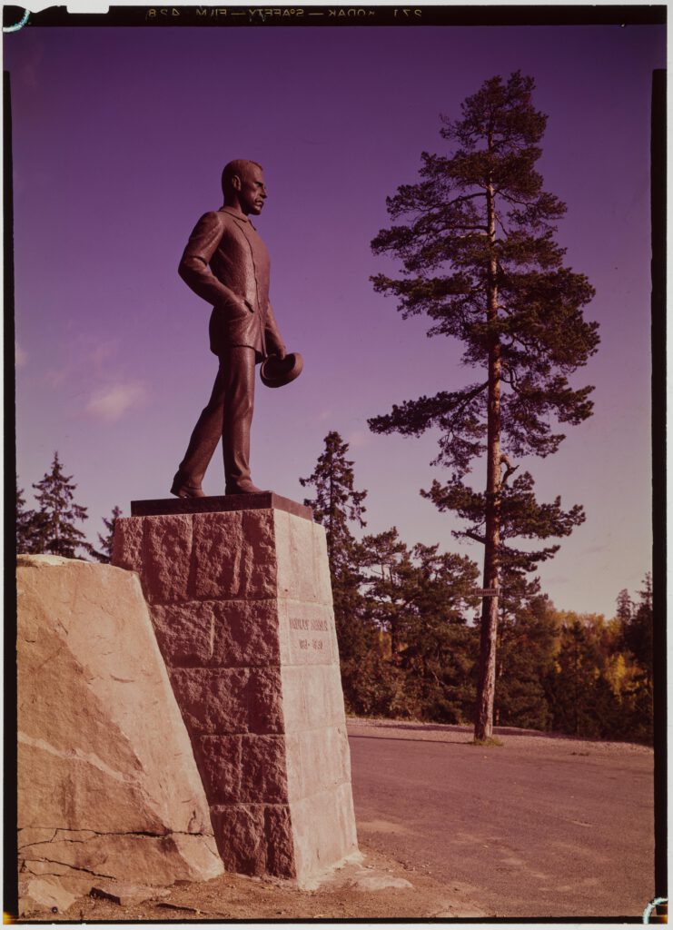 Sokkel for Fridtjof Nansen statue, Holmenkollen
