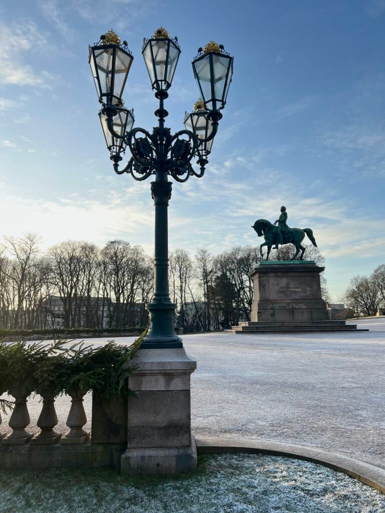 Sokler for lysmaster ved Slottstrappen