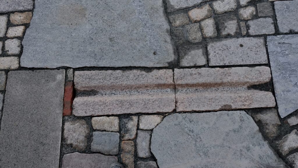 Stein fra restlager, blant annet fra Gamlebyen